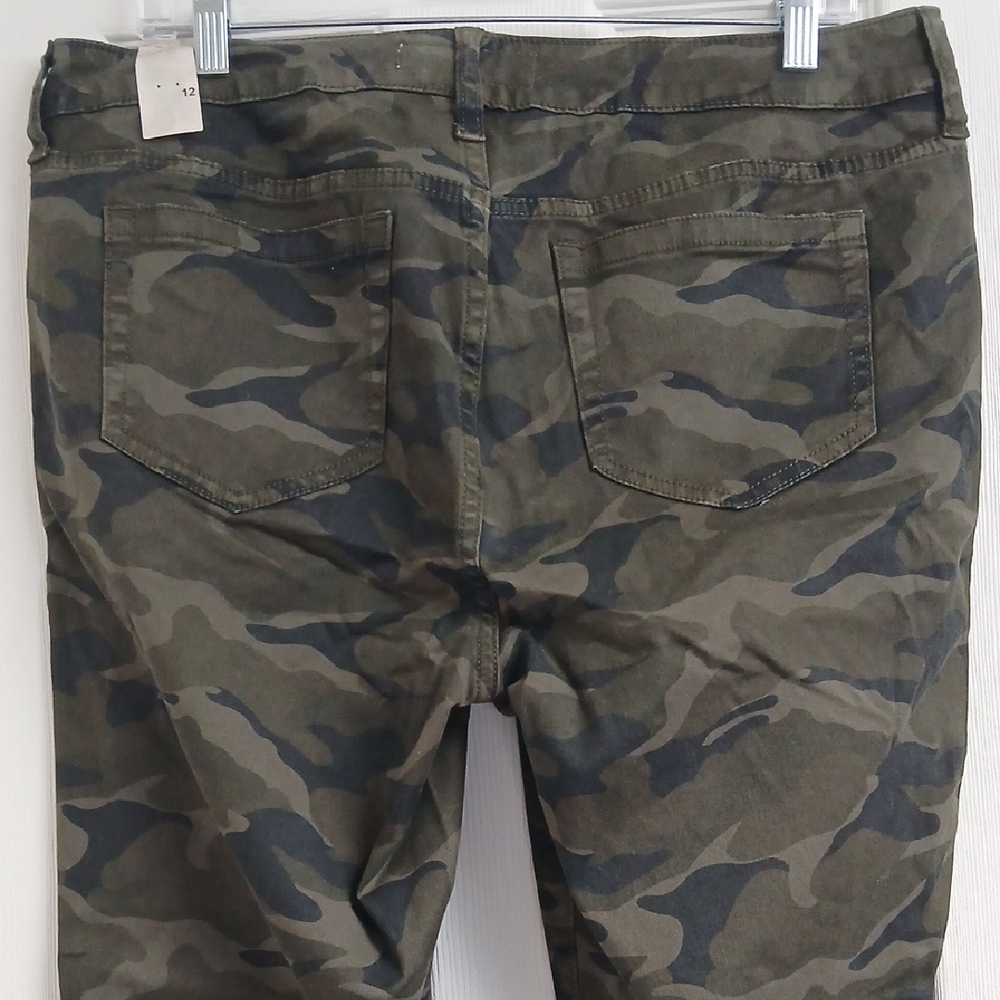 Torrid Camouflage Print Cropped Pants Size 12 Cotton/Spandex Blend - Picture 10 of 16